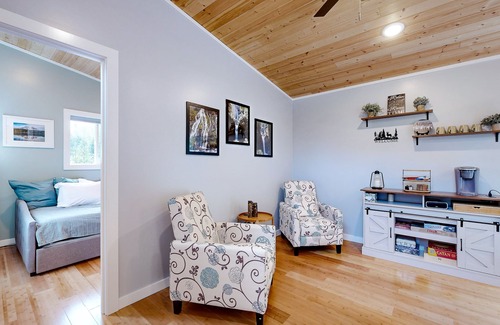 Carson Cabina | Dog-friendly mtn-view cabin near river with firepit, small deck, & washer/dryer
