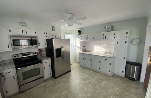 Ocean Isle Beach Cabaña | Dog-Friendly, No-Smoking, Ocean Front Cottage, Center of the Island