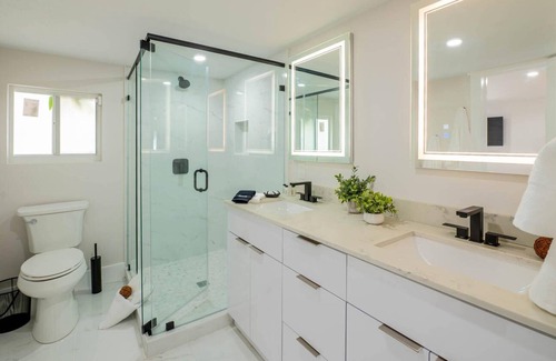 Central Oakland Park Casa | Dog Friendly ~ Near Las Olas Beach, Huge Backyard Patio w/BBQ Grill ~ Modern Oasis