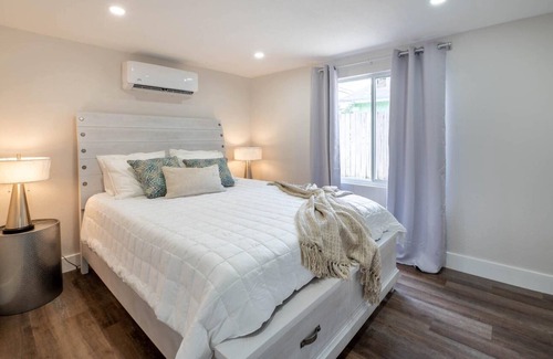 Central Oakland Park Casa | Dog Friendly ~ Near Las Olas Beach, Huge Backyard Patio w/BBQ Grill ~ Modern Oasis