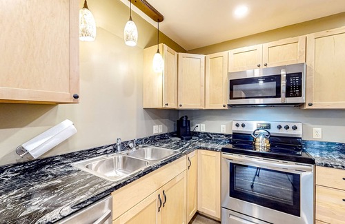Paris Apartamento | Dog-friendly, newly built apartment near Norway Lake & Sunday River