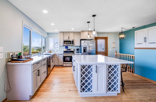 Cape Meares Apartamento | Se admiten perros, casa con vista al mar y bañera de hidromasaje privada, a una cuadra de la playa.