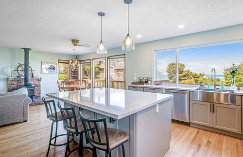 Cape Meares Apartamento | Se admiten perros, casa con vista al mar y bañera de hidromasaje privada, a una cuadra de la playa.