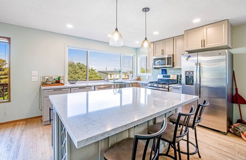 Cape Meares Apartamento | Se admiten perros, casa con vista al mar y bañera de hidromasaje privada, a una cuadra de la playa.