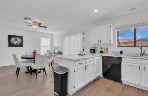 Oro Valley Casa | Dog-Friendly Oro Valley Retreat. 3BR/3BA,Pool, Hot Tub, Near Hiking, Golf & LOOP