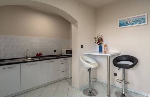 Susnjici Apartamento | Paraíso para perros con piscina, parque infantil, zona de barbacoa y terraza privada