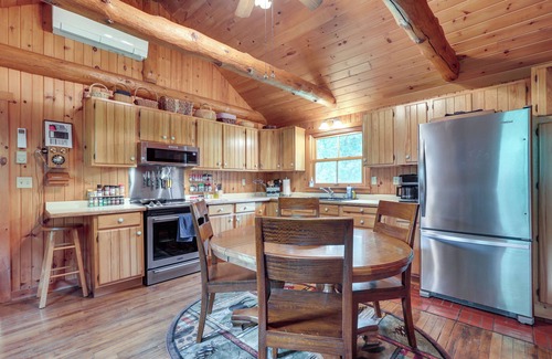 Park Falls Cabaña | Dog-Friendly Park Falls Cottage w/ 5 Acres & Lake