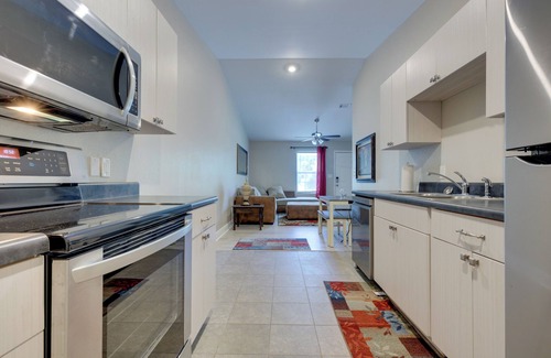 Pensacola Heights Apartamento | Dog-Friendly Pensacola Duplex ~ 7 Mi to Downtown