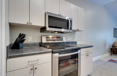 Pensacola Heights Apartamento | Dog-Friendly Pensacola Duplex ~ 7 Mi to Downtown