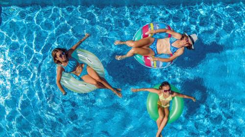 Whalehead Beach Casa | Dog Friendly Pool Hot Tub 8Min Walk to Beach