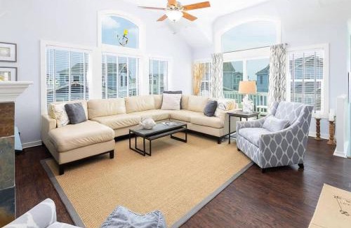 Whalehead Beach Casa | Dog Friendly Pool Hot Tub 8Min Walk to Beach