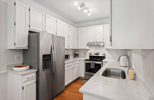 Cary Casa | Dog Friendly|Pool|King Bed|EV Charger|Townhome