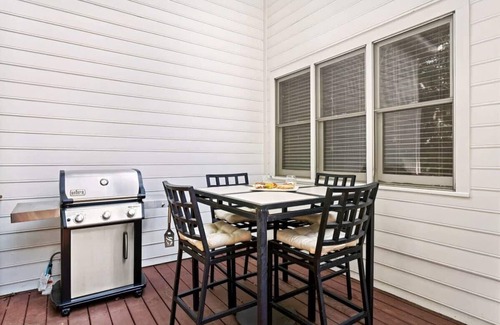Cary Casa | Dog Friendly|Pool|King Bed|EV Charger|Townhome