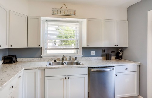 Port Clinton Casa | Dog-Friendly Port Clinton Home: Walk to Lake Erie!
