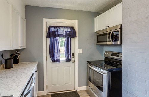 Port Clinton Casa | Dog-Friendly Port Clinton Home: Walk to Lake Erie!