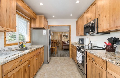 Cathlamet Casa | Dog Friendly Puget Island Home on the Columbia River. Winter Rates!!