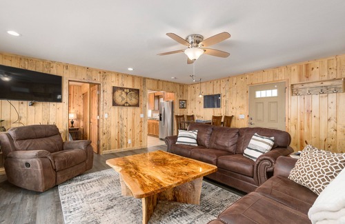 Cathlamet Casa | Dog Friendly Puget Island Home on the Columbia River. Winter Rates!!