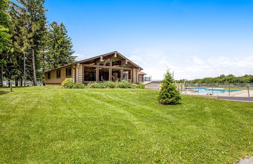 Mount Pocahontas Casa | Dog-friendly retreat with fenced yard, billiards, firepit, & pool access