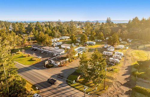 Westport Casa | Dog-friendly retreat with fast WiFi, fish cleaning station, & picnic tables