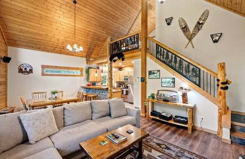 Snoqualmie Pass Cabina | Dog-friendly riverfront cabin with deck, hot tub, gas fireplace, & sauna
