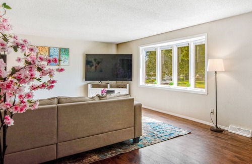 Mauston Casa | Dog-friendly, river view home with gas grill, fast WiFi, picnic table & deck