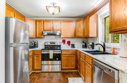 Mauston Casa | Dog-friendly, river view home with gas grill, fast WiFi, picnic table & deck