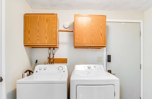 Mauston Casa | Dog-friendly, river view home with gas grill, fast WiFi, picnic table & deck