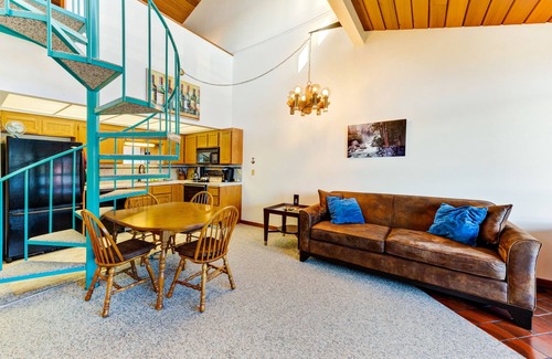 Gold Beach Condominio | Condominio frente al río que admite perros con cocina completa y vistas impresionantes