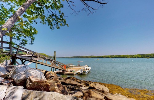 Edgecomb Apartamento | Dog-friendly riverfront studio with pool table, grill, deck, kayaks, river views