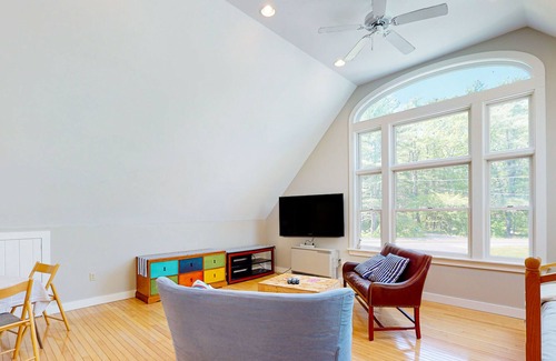 Edgecomb Apartamento | Dog-friendly riverfront studio with pool table, grill, deck, kayaks, river views