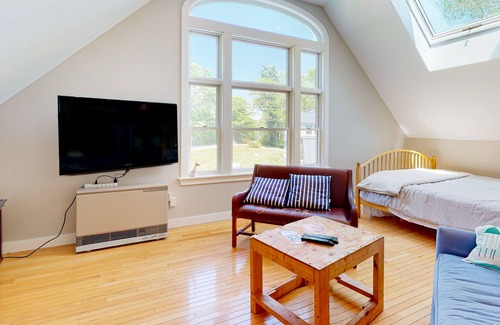 Edgecomb Apartamento | Dog-friendly riverfront studio with pool table, grill, deck, kayaks, river views