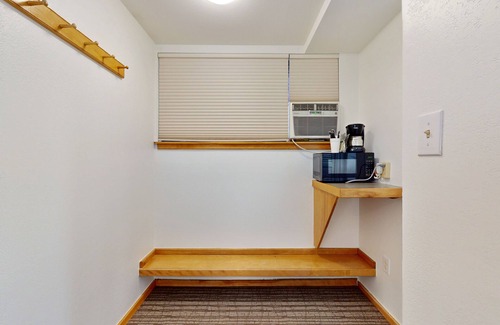 West End Apartamento | Dog-friendly room on Main St - pool & hot tub - walk to lifts, ground-floor