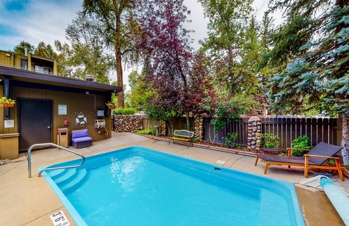 West End Apartamento | Dog-friendly room on Main St - pool & hot tub - walk to lifts, ground-floor