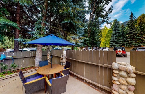West End Apartamento | Dog-friendly room on Main St - pool & hot tub - walk to lifts, ground-floor