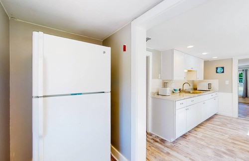 Sagamore Beach Cabaña | Dog-friendly Sagamore Beach cottage with a full kitchen, yard, & gas grill