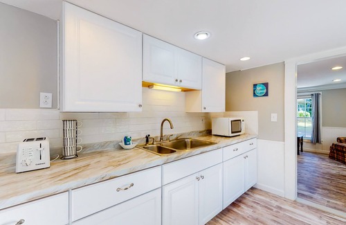 Sagamore Beach Cabaña | Dog-friendly Sagamore Beach cottage with a full kitchen, yard, & gas grill