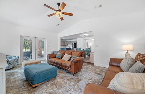 Oak Court Casa | Dog Friendly | Saltwater Pool | Fire Pit | Beach Getaways