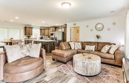 Russellville Casa | Dog Friendly, Screened Porch St Stephen Retreat!