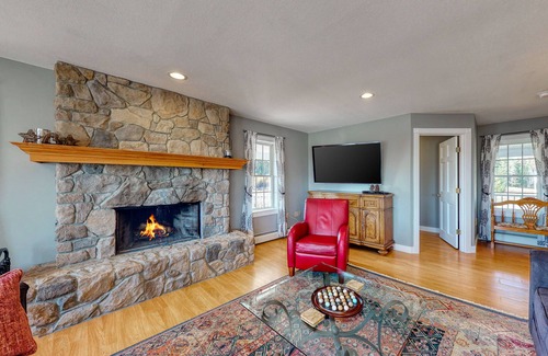 Lancaster Casa | Dog-friendly secluded home w/ private hot tub, high-speed WiFi & wood fireplace