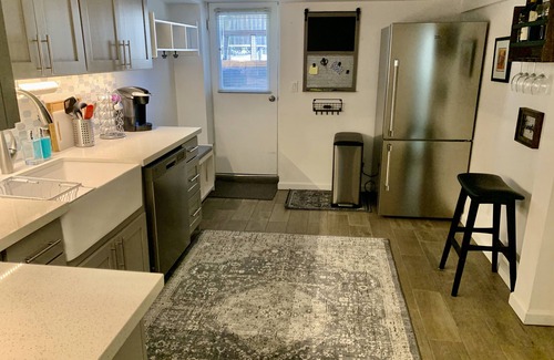 North Admiral Apartamento | Dog friendly space in West Seattle for up to 4 people.