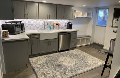 North Admiral Apartamento | Dog friendly space in West Seattle for up to 4 people.