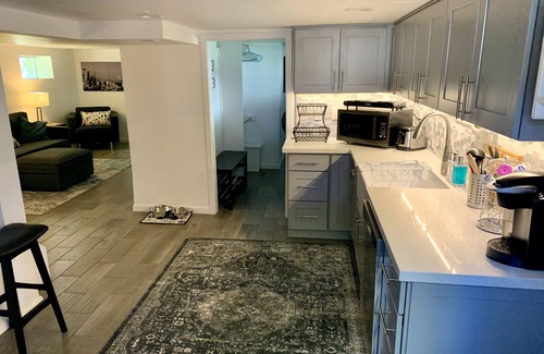 North Admiral Apartamento | Dog friendly space in West Seattle for up to 4 people.