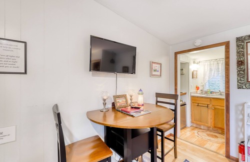 Arcata Apartamento | Cabaña de estudio que admite perros: ¡cerca de HSU y del área deseable de Fickle Hill!
