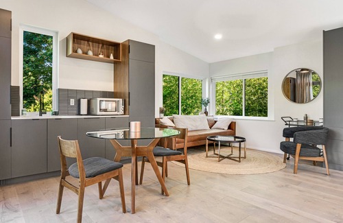 Seaview Apartamento | Dog-Friendly Studio with Woodland Views, Central Location, and Gigabit WiFi