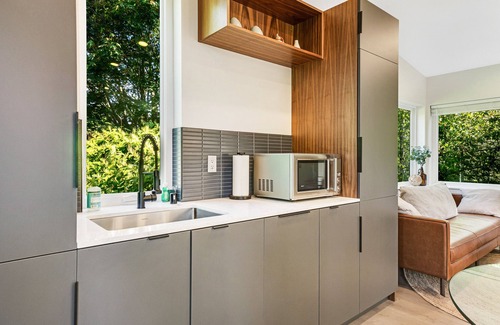 Seaview Apartamento | Dog-Friendly Studio with Woodland Views, Central Location, and Gigabit WiFi