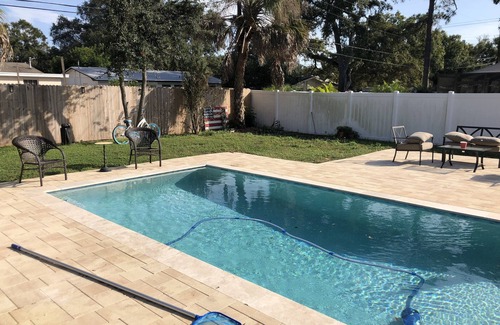 Dunedin Apartamento | Suite para perros: acceso privado, baño en suite, estacionamiento en el lugar y piscina.