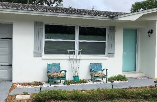 Dunedin Apartamento | Suite para perros: acceso privado, baño en suite, estacionamiento en el lugar y piscina.