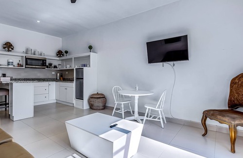 La Paloma Casa | Dog-friendly suite with kitchenette, heated outdoor pool, hot tub, terrace, AC