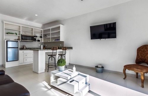 La Paloma Casa | Dog-friendly suite with kitchenette, heated outdoor pool, hot tub, private patio