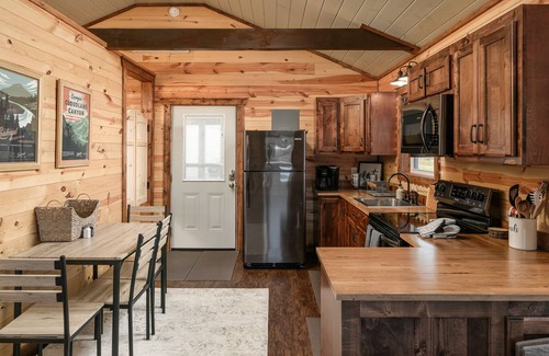 Trenton Casa | Dog-friendly tiny cabin with washer/dryer, central AC, firepit